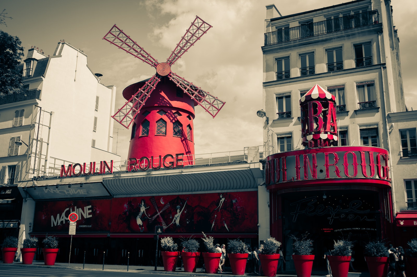 Moulin Pouge Shop Facade